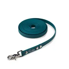 Una lunghina per cane in materiale resistente, arrotolata e con moschettone.