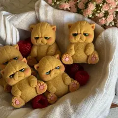 Dolci gatti pallas, con espressioni buffe e zampine rosa, riposano in un cesto tra lamponi rossi e fiori rosa.